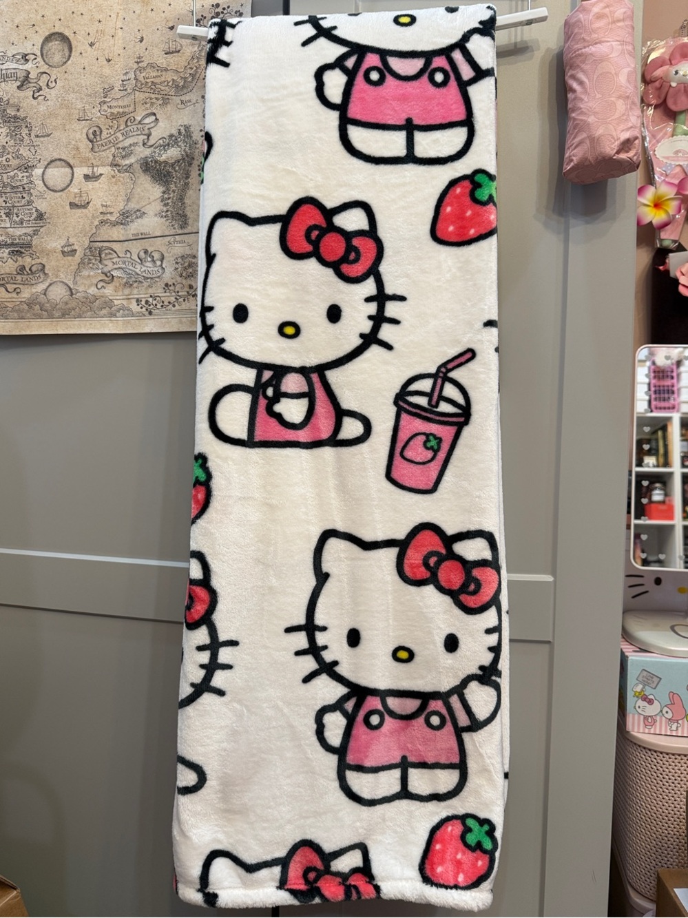 NEW without tag Hello Kitty SANRIO Strawberry Milkshake Plush Throw Blanket